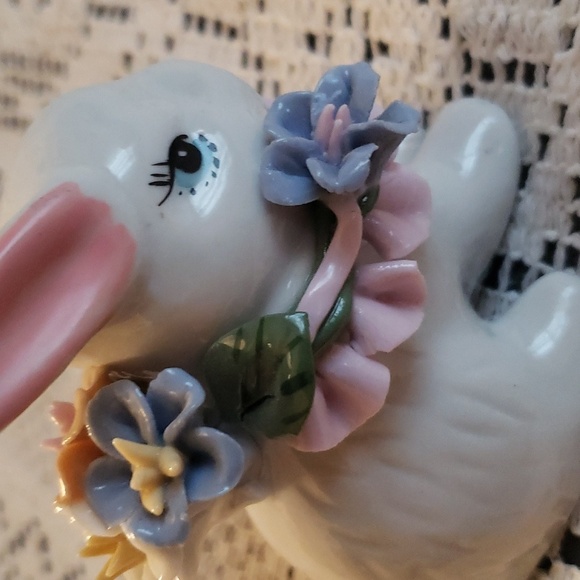 Vintage Bunny Rabbit Figurine with Porcelain flower and ribbon collar in pastel - Picture 5 of 7